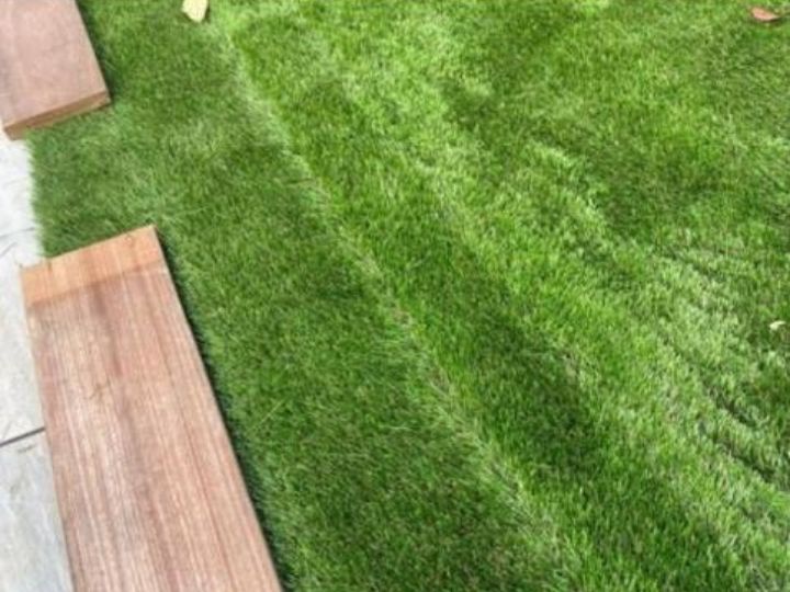 Pile marks in artificial grass